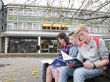 Leon, Valentin und Adrian (von links) müssen mindestens ein Jahr länger auf eine Sanierung ihrer Schule warten. Foto: Josef Hofbauer