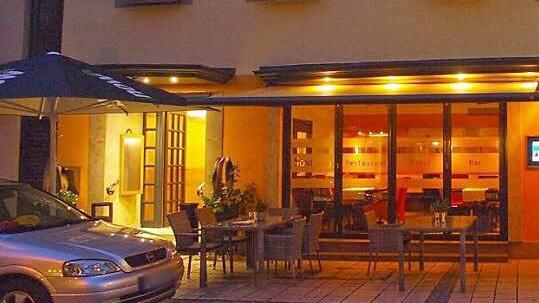 Das neue Gasthaus "Zur Sonne" hat seine Front zur Hauptstraße hin geöffnet.  Foto: Hofbauer