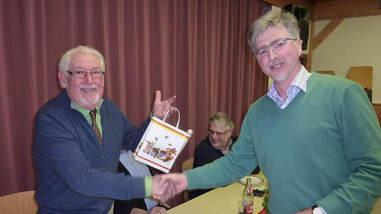 Den Dank des Gartenbaubezirksverbandes überbrachte stellvertretend für die Bezirksvorsitzende Gudrun Brendel-Fischer Vorsitzender Hardy Hanuschke an Peter Cembrowicz.