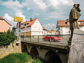 Voraussichtlich bis Ende Oktober wird auf der Brücke über den Kellbach kein Durchkommen sein.  Foto: Hendrik Steffens