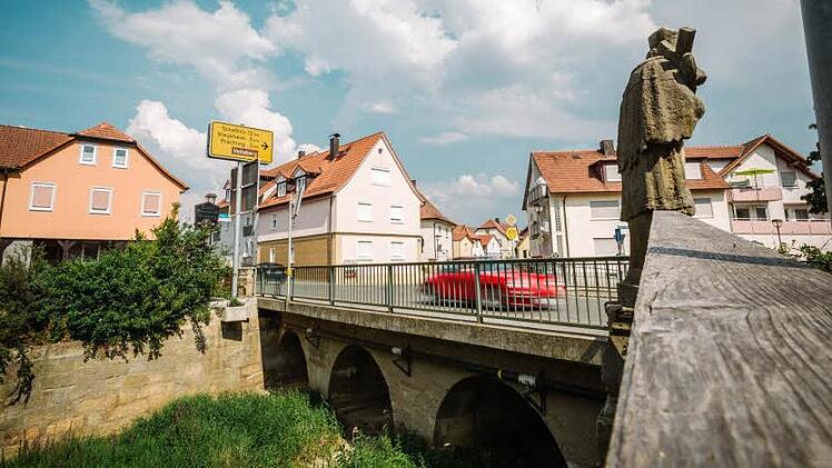 Voraussichtlich bis Ende Oktober wird auf der Brücke über den Kellbach kein Durchkommen sein.  Foto: Hendrik Steffens