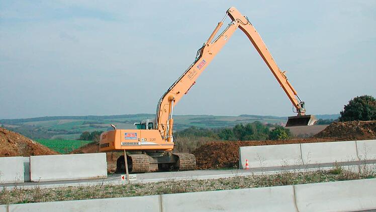 An der Ortsverbindung Poppenlauer - Maßbach wurden am 6. Oktober 2005 - zwei Monate vor der Eröffnung der A71 - die letzten Lücken in den Beton-Leitplanken geschlossen.  Foto: Archiv/Thomas Malz