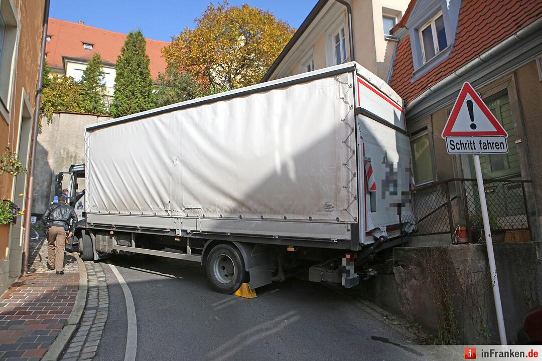 Irrfahrt durch Bamberger Altstadt endet fŸr Lkw festgefahren an Hauswand