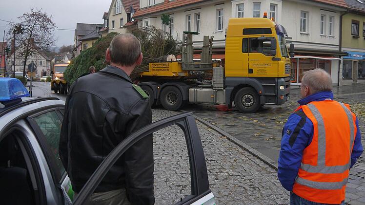 Bitte stehenbleiben: Die Polizei sperrte die Heubischer Straße. Foto: Berthold Köhler