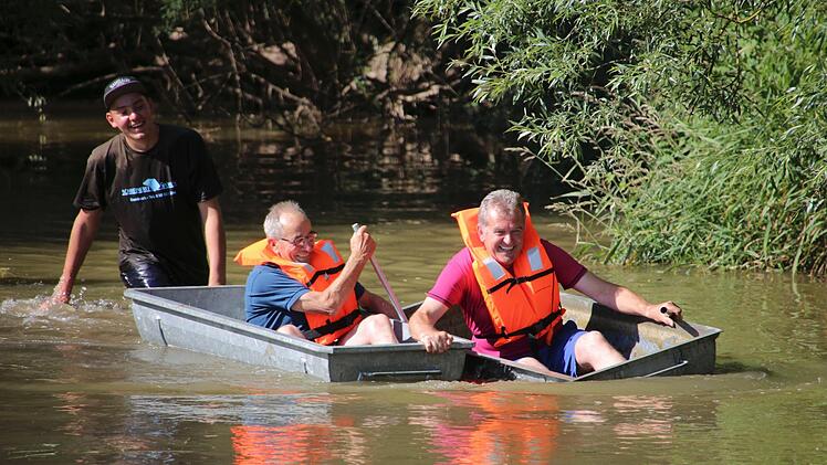 In den "Fluten” der Ebrach maßen sich auch Bürgermeister Hans Beck (r.) und Gemeinderat Heinrich Wiesneth (l.).