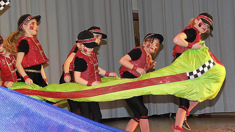 Die kleine Garde des TV Poppenlauer begeisterte die Zuschauer, ob mit roten Herzen oder beim Schlauchbootrennen. Foto: Dieter Britz