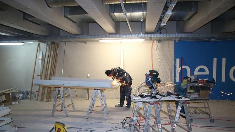 In der Tiefgarage wird gerade an den Türrahmen gearbeitet.Foto: Katrin Geyer