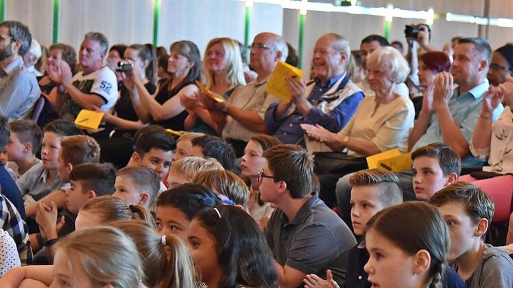Die Gäste im Kongresshaus Rosengarten waren begeistert von den musikalischen Darbietungen des Sommerkonzertes des Gymnasiums Ernestinum. Foto: Gabi Arnold