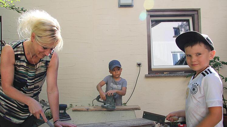 Viel Spaß haben die Kinder bei den gruppenübergreifenden Arbeiten. Mit im Bild ist Erzieherin Anja Bejer. Foto: Alexandra Kemnitzer