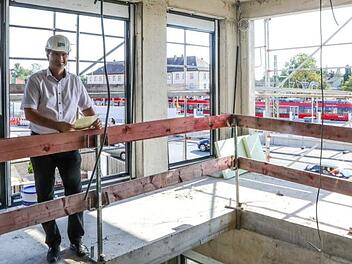 Gegenüber des Forchheimer Bahnhofes in der Bayreuther Straße 1 wurde Richtfest gefeiert. Von der Galerie im ersten Stock der künftigen Gaststätte sprach Stefan Meier, Bauleiter des Rohbaus, den Richtspruch. Foto: Barbara Herbst