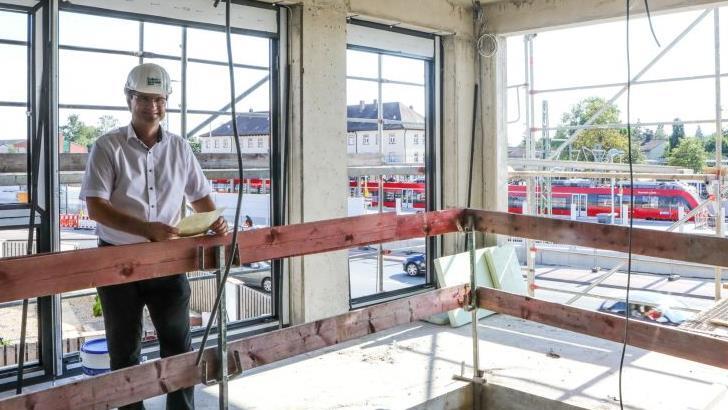Gegenüber des Forchheimer Bahnhofes in der Bayreuther Straße 1 wurde Richtfest gefeiert. Von der Galerie im ersten Stock der künftigen Gaststätte sprach Stefan Meier, Bauleiter des Rohbaus, den Richtspruch. Foto: Barbara Herbst