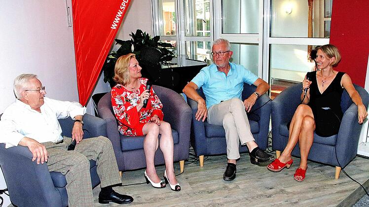 Mitglieder des SPD-Ortsvereins Bad Kissingen interviewte Lara Schmitt  (rechts). Aus der Geschichte erzählten die langjährigen früheren Stadträte  Gustav Brandt (links) und Norbert Paulus . Mit dabei  war auch Christina Zoll, die Tochter des früheren Oberbürgermeisters. Sie stellte sich als neuestes Mitglied des Ortsvereins  vor. Foto: Dieter Britz