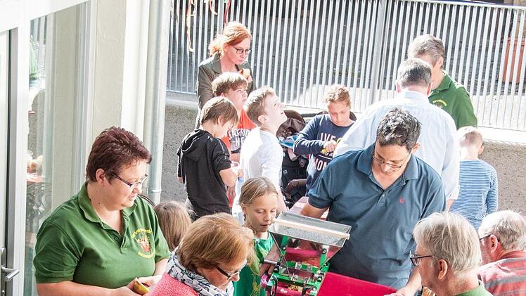 Ausprobieren und Selbermachen lautete das Motto beim Aktionstag zur Streuobstvielfalt in Untermerzbach. So &uuml;bten die Kinder nicht nur Apfelsch&auml;len, sondern bereiteten auch Apfelsaft und Apfelwaffeln gemeinsam frisch zu.Pia Bayer