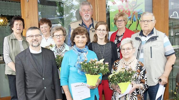 Der Marienverein Niederfüllbach zeichnete bei seiner Hauptversammlung langjährige Mitglieder aus.  Foto: Michael Stelzner