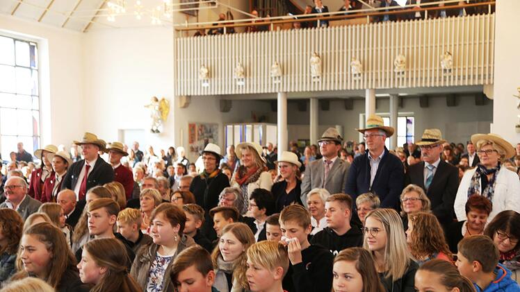 Der Pfarrgemeinderat will mitwandern und erhob sich mit Strohhüten von den Kirchenbänken. Foto: Franz Galster