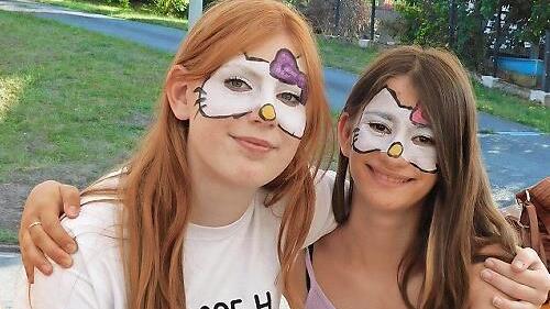 Lie&szlig;en sich beim Sommernachtsfest schminken: Annika (links) und Mia