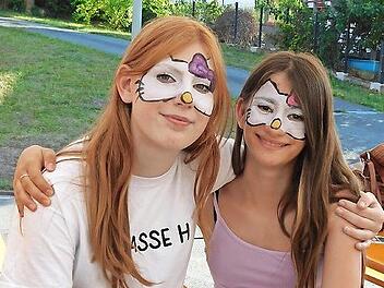 Ließen sich beim Sommernachtsfest schminken: Annika (links) und Mia