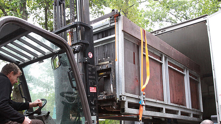 N&uuml;rnberg: In mit Wasser gef&uuml;llter Kiste - Seekuh aus Polen im Tiergarten angekommen