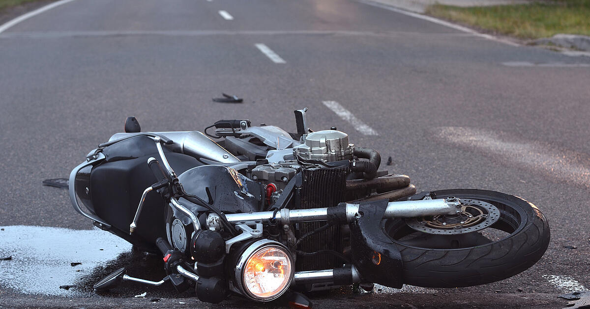 Landkreis Roth: Motorradfahrer stürzt und prallt gegen Wand - schwer ...