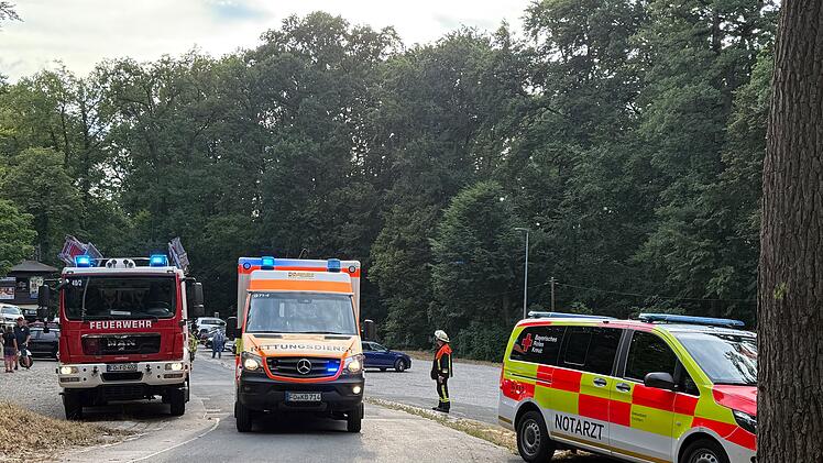 Tonnenschwerer Anhänger rollt unkontrolliert Straße hinab und erfasst Ehepaar: Tragischer Unfall bei Annafest-Aufbau in Forchheim