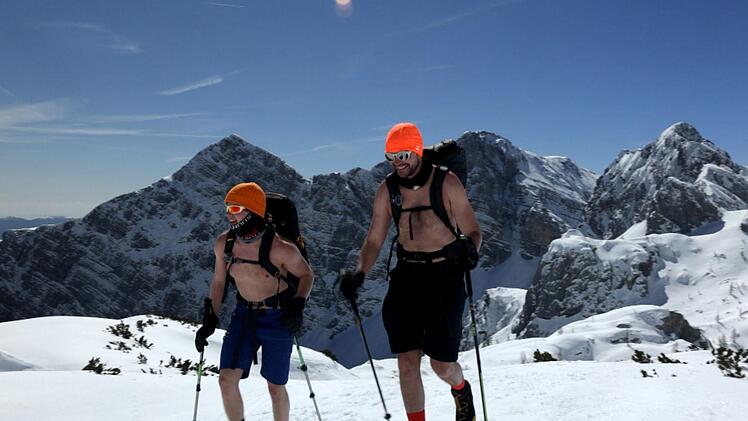 Sukkha besteigt gemeinsam mit seinem Sohn den h&ouml;chsten Berg in Slowenien - dabei sind die beiden halbnackt.