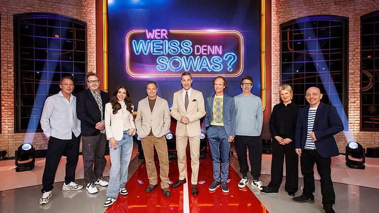 Sie sind dabei bei der neuen XXL-Ausgabe von "Wer wei&szlig; denn sowas?", der letzten vor der Sommerpause, von links: Wotan Wilke M&ouml;hring, Paul Panzer, Victoria Swarovski, Dieter Nuhr, Moderator Kai Pflaume, Olaf Schubert, Daniel Hartwich, Cordula Stratmann und Bernhard Ho&euml;cker.