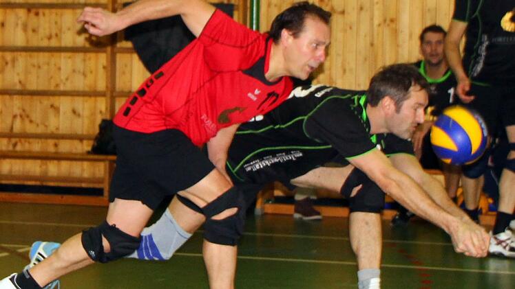 Der Kleinlangheimer Ralf Trump hält den Ball sicher im Spiel. Sein Mannschaftskollege Andreas Hahn braucht nicht einzugreifen. Foto: Thomas