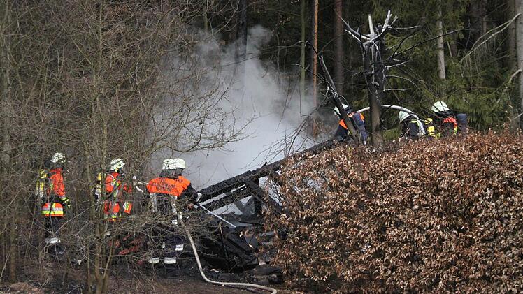 Die Einsatzkräfte konnten das Niederbrennen des Schuppens nicht verhindern.