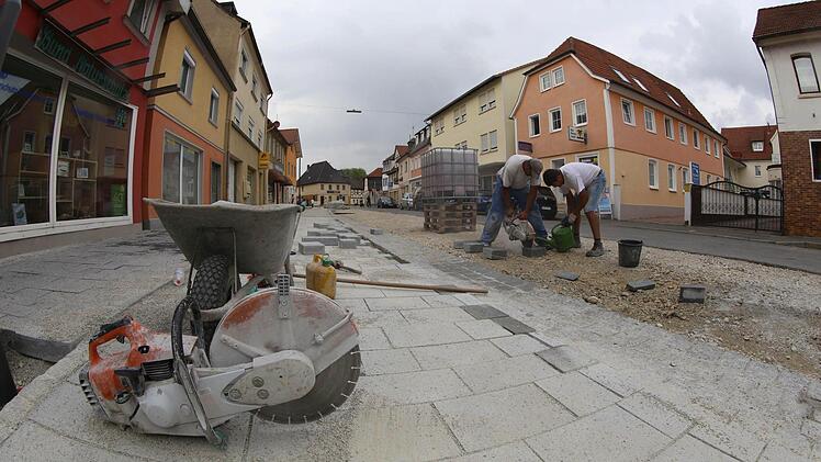 Die Pflasterarbeiten in der Coburger Straße in Lichtenfels gehen rasch voran.