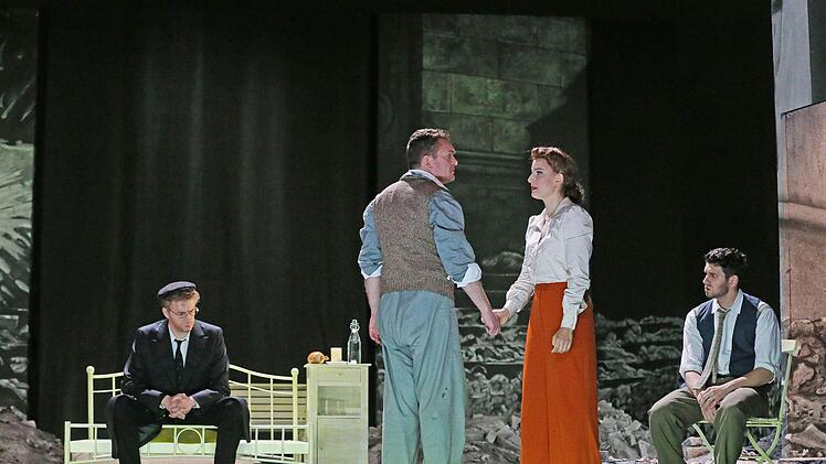 Szene aus der Neuinszenierung von "La Bohème" am Landestheater CoburgFoto: Henning Rosenbusch