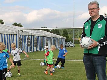 Auch das Vorhaben des SV Hutschdorf wird bezuschusst. Der Sportverein setzt auf die Jugend und baut auf dem Gelände zwischen der Kreisstraße und den Spielfeldern ein Sportheim. Foto: BR-Archiv/Alexander Hartmann