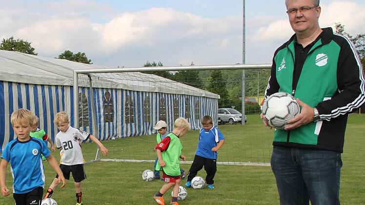 Auch das Vorhaben des SV Hutschdorf wird bezuschusst. Der Sportverein setzt auf die Jugend und baut auf dem Gelände zwischen der Kreisstraße und den Spielfeldern ein Sportheim. Foto: BR-Archiv/Alexander Hartmann