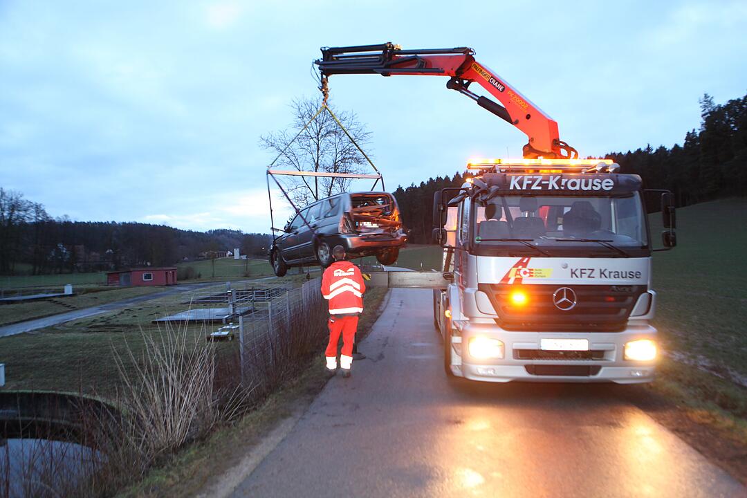 Auto stürzt nach Auffahrunfall bei Ansbach beinahe in Klärbecken