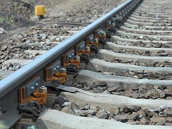 Die Bahnstrecke zwischen Baiersdorf und Erlangen ist gesperrt. Das teilt die Deutsche Bahn mit.  Foto: Peter Endig/dpa