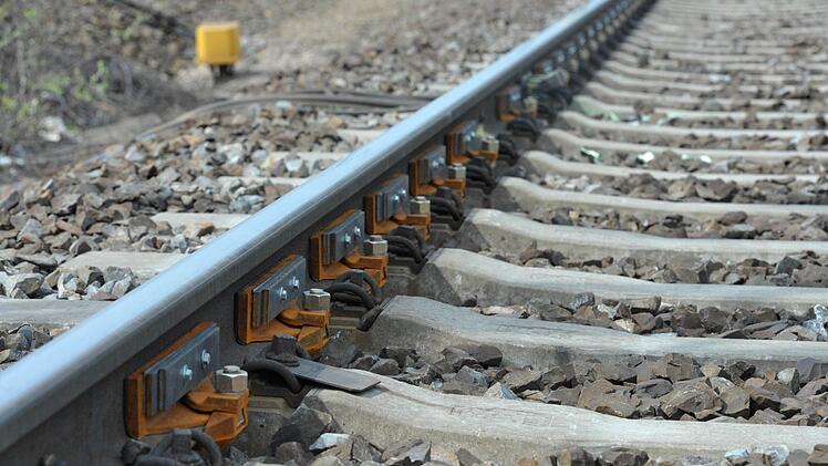 Die Bahnstrecke zwischen Baiersdorf und Erlangen ist gesperrt. Das teilt die Deutsche Bahn mit.  Foto: Peter Endig/dpa