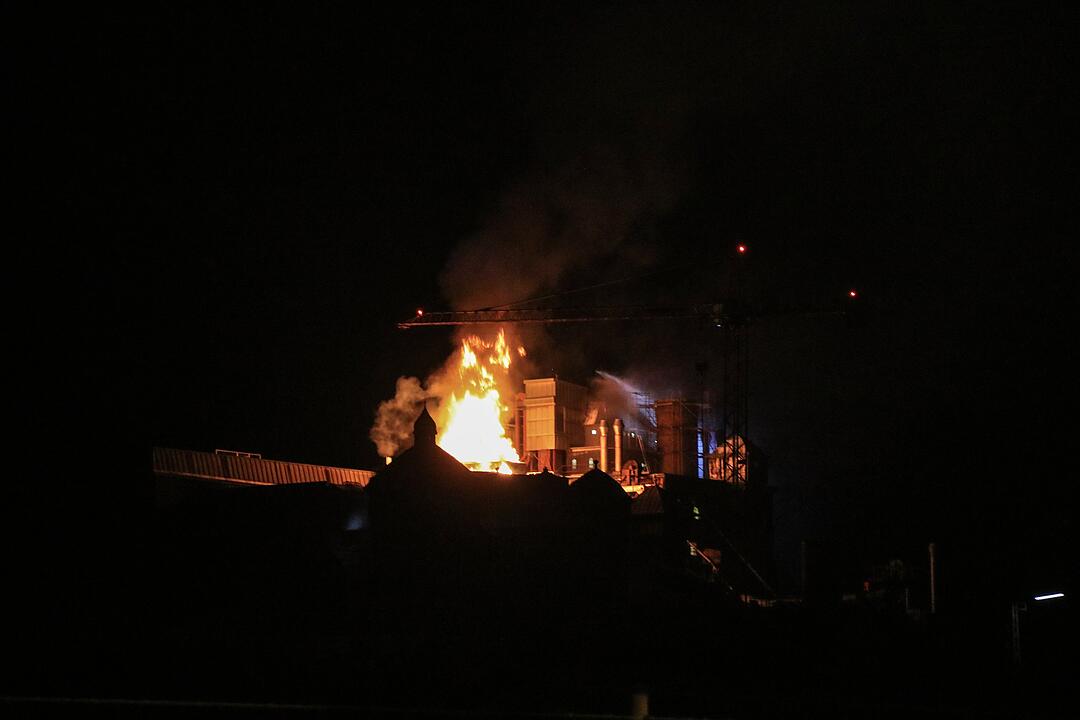 Malzfabrik Weyermann in Bamberg in Flammen: Einsatzkräfte kämpfen vor Ort gegen den Brand