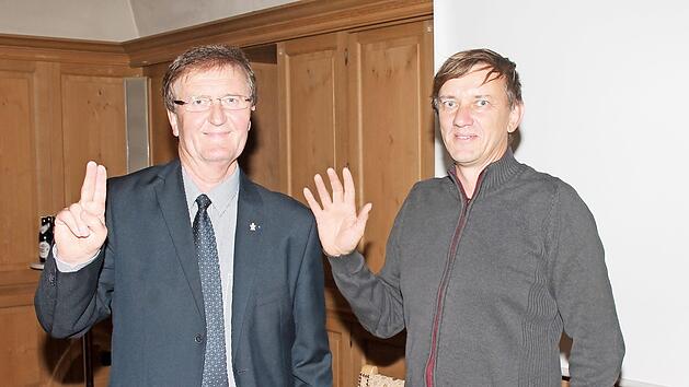 Als neuen Marktgemeinderat konnte 1. Bürgermeister Hans-Peter Laschka ( links ) Ralf Heidelberger ( CSU ) vereidigen, der für Johannes Laschka in das Gremium nachrückte.  Foto: Herbert Fischer