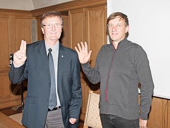 Als neuen Marktgemeinderat konnte 1. B&uuml;rgermeister Hans-Peter Laschka ( links ) Ralf Heidelberger ( CSU ) vereidigen, der f&uuml;r Johannes Laschka in das Gremium nachr&uuml;ckte.  Foto: Herbert Fischer