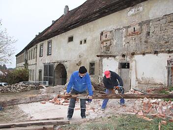 Beim Entkernen des Ebenhäuser Schlosses packt Bauherr Hans Metzger (links) selbst mit an. Alte Gebäude zu restaurieren, ist ihm Berufung und Leidenschaft zugleich.Heike Beudert
