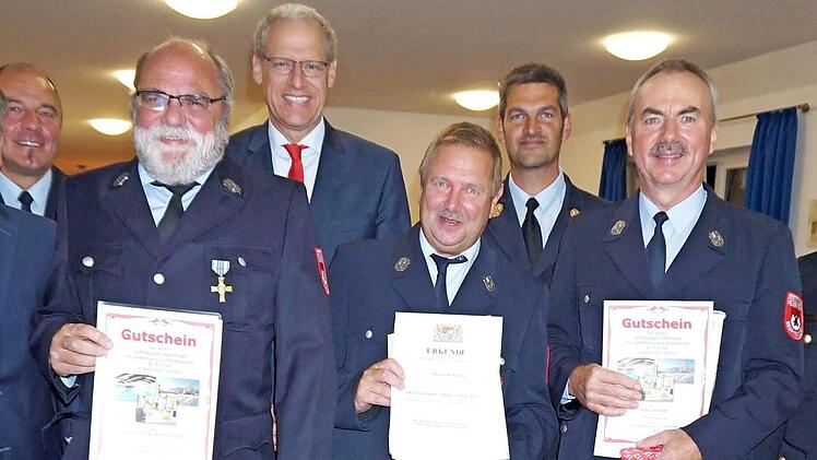 Werner Bretting, Werner Winkelmann und Robert Erhardt (mit Urkunden von links) wurden für 40 Jahre Feuerwehrdienst geehrt.  Fotos: R. Sänger