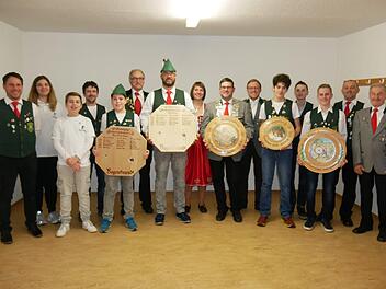 Die Schützen aus Wermerichshausen ehrten ihre besten: Stephan Kirchschlager (Bogenreferent), Maike Scheuplein, Ferdinand Götz, Marco Kehl, Moritz Kehl, Manfred Stenke, Thomas Weigand, Martina Krug, Markus Bauer, René Klenner, Benjamin Kehl, Elaio Simsa, Julian Saal, Sportleiter Alexander Saal und Ehrenschützenmeister Karl Bauer.  Foto: Daniel Wiener