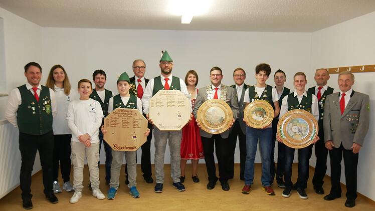 Die Schützen aus Wermerichshausen ehrten ihre besten: Stephan Kirchschlager (Bogenreferent), Maike Scheuplein, Ferdinand Götz, Marco Kehl, Moritz Kehl, Manfred Stenke, Thomas Weigand, Martina Krug, Markus Bauer, René Klenner, Benjamin Kehl, Elaio Simsa, Julian Saal, Sportleiter Alexander Saal und Ehrenschützenmeister Karl Bauer.  Foto: Daniel Wiener