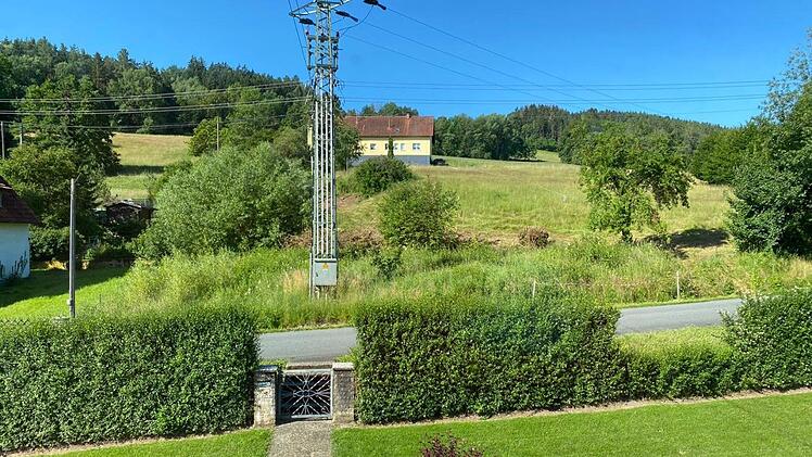 Auf diesem Grundstück soll oben, zwischen zwei Häusern in Hinterstöcken ein Reitplatz mit Pferdestall entstehen. Vorne rechts neben dem Hochspannungsmast wäre die Zufahrt.  Foto: Karl-Hein Hofmann
