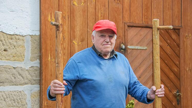 "Stelzenmann" Ludwig Rosenberger ist mit 87 Jahren die graue Eminenz im Ort.