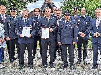 Besondere Ehrungen gab es f&uuml;r (mit Urkunden von links) J&uuml;rgen Probst, Tobias Seitz und Stefan M&uuml;ller. Mit im Bild von links Gemeinder&auml;tin Steffi Treusch, B&uuml;rgermeister Bernd Rebhan, Kreisbrandrat Joachim Ranzenberger, stv. Kommandant Niclas Schnel...