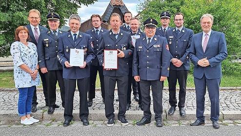 Besondere Ehrungen gab es f&uuml;r (mit Urkunden von links) J&uuml;rgen Probst, Tobias Seitz und Stefan M&uuml;ller. Mit im Bild von links Gemeinder&auml;tin Steffi Treusch, B&uuml;rgermeister Bernd Rebhan, Kreisbrandrat Joachim Ranzenberger, stv. Kommandant Niclas Schnel...