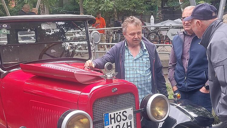 Fachsimpeln ist fester Bestandteil des Oldtimerfr&uuml;hschoppens.