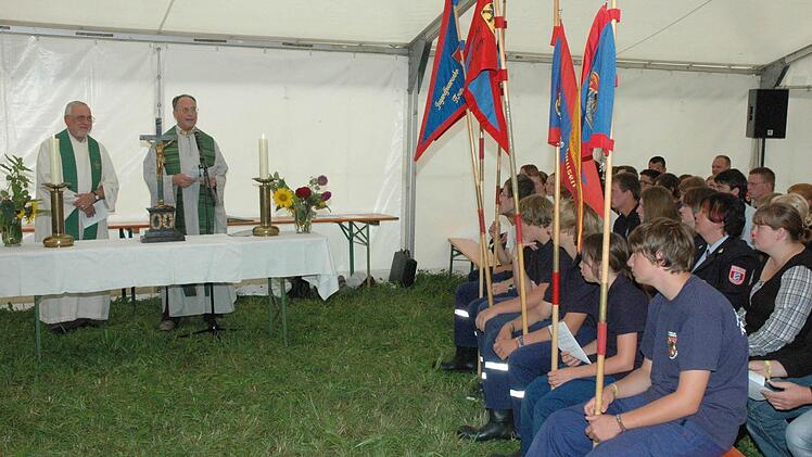 Diakon Robert Hager und Pater Alois Gaßner (von links) hielten einen eindrucksvollen Gottesdienst in Sulzbach. Fotos: Gerhard Schmidt