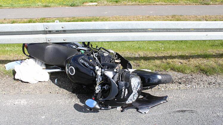 Nach einem missglückten Überholmanöver auf der B 85 bei Lösau landet ein 35-jähriger Biker aus Kulmbach im Krankenhaus. Foto: Jürgen Gärtner