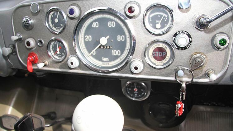 Ein echter Hingucker ist das Armaturenbrett des altehrwürdigen Drehleiterfahrzeugs. Foto: Sonja Adam